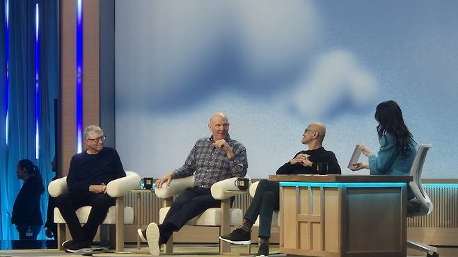 빌 게이츠 마이크로소프트(MS) 창업자, 스티브 발머 MS 전 최고경영자(CEO), 사티아 나델라 현 CEO가 4일(현지시간) 미국 레드먼드 본사에서 개최된 창사 50주년 행사에서 대담하고 있다./ 송영찬 특파원