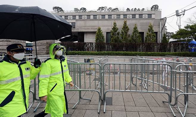 5일 서울 종로구 헌법재판소 인근에 안전 펜스가 설치돼 있다. 사진=뉴스1