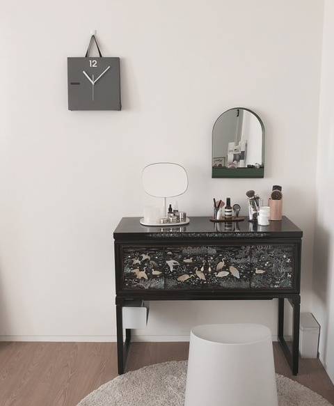 시댁 어른들이 사용하던 자개장 세트를 리폼한 구남희씨(가명, @copigana). 그중 하나는 별도 제작한 다리 위에 얹어 화장대로 개조했다.