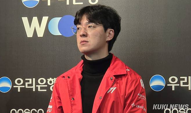 김정균 감독이 4일 오후 7시 서울 종로구 롤파크 LCK 아레나에서 열린 ‘2025 LCK’ 정규시즌 1라운드 DRX전에서 승리한 뒤 기자회견에 임하고 있다. 김영건 기자