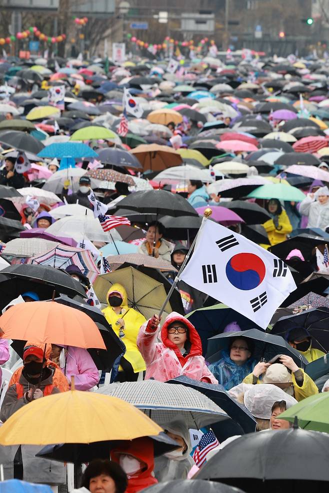 5일 서울 세종대로에서 대한민국바로세우기국민운동본부 주최 광화문 국민대회가 열리고 있다. 연합뉴스