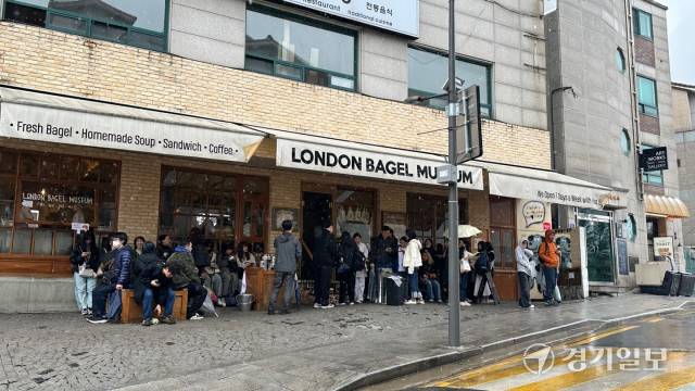 5일 오전 서울 종로구 안국역 인근 유명 베이글 가게 앞에 시민들이 줄을 서 입장을 기다리고 있다. 오종민기자