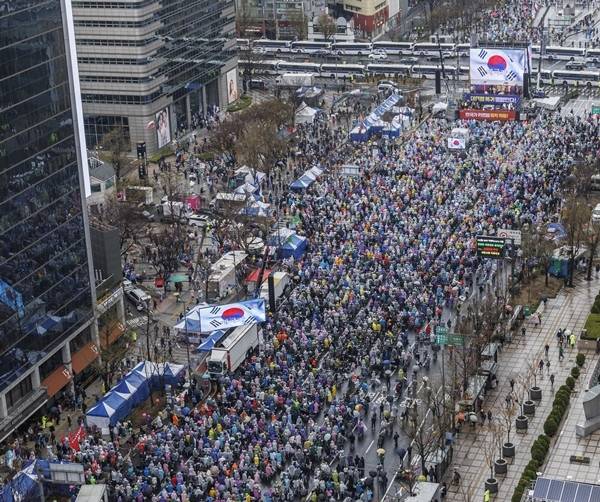 5일 대한민국바로세우기국민운동본부(대국본)와 자유통일당이 주최한 '4.5 광화문 혁명' 국민대회 참가자들이 구호를 외치고 있다. 연합뉴스
