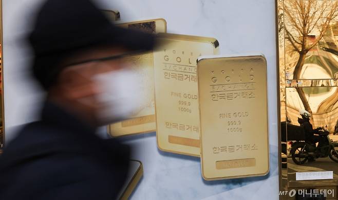 지난 1일 서울 종로구 한국금거래소에 설치된 골드바 광고판. /사진=뉴스1