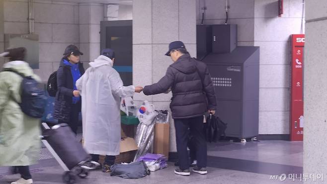 헌법재판소가 윤석열 대통령의 파면을 선고한 가운데 5일 지하철 시청역 역사 안에서 태극기와 성조기, 우비, 우산 등을 파는 모습. /사진=김미루 기자.