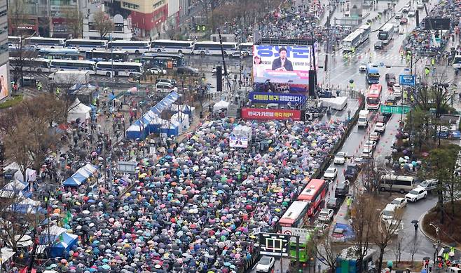 헌법재판소의 윤석열 전 대통령에 대한 파면 선고 이후 첫 주말인 5일 서울 종로구 동화면세점 앞에서 윤석열 전 대통령 지지자들과 자유통일당 등 보수단체 회원들이 탄핵 무효를 촉구하며 구호를 외치고 있다. /사진=뉴스1.