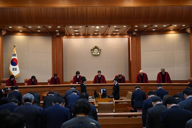 윤 대통령 측은 이번 계엄령이 야당의 전횡을 국민에게 알리고 경각심을 주기 위한 일종의 '계몽령'이었다고 주장했으나 헌재는 이를 받아들이지 않았다. 사진은 문형배 권한대행을 비롯한 헌법재판관들이 4일 서울 종로구 헌법재판소 대심판정에서 윤석열 대통령 탄핵심판 선고 기일에 참석하며 인사하는 모습./사진=뉴스1