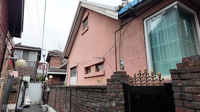 서울 강북구 수유동에 위치한 한 1층 단독주택이 경매로 나왔다. [이건욱PD]