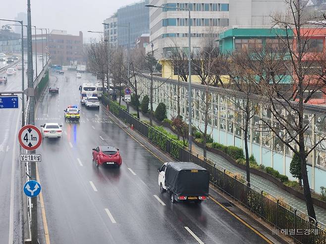 5일 오전 서울 용산구 한남동 대통령 관저 앞 도로. 한때 탄핵 반대 지지자들이 도로를 가득 채웠던 모습과 상반된다. 이영기 기자.