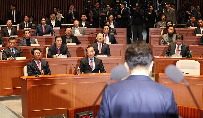 국민의힘 권성동 원내대표가 헌재의 윤석열 대통령 탄핵 인용이 발표된 4일 서울 여의도 국회에서 열린 긴급 의원총회에서 발언하고 있다. [연합]