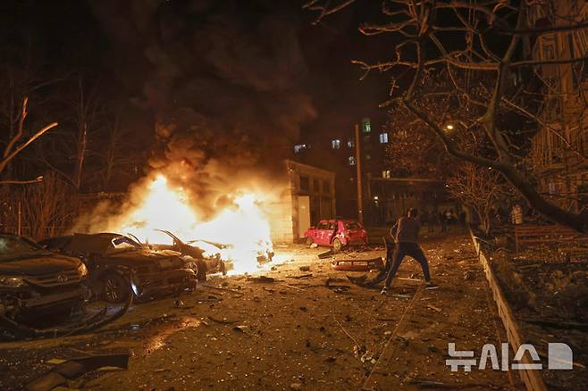 [하르키우(우크라이나)=AP/뉴시스]우크라이나 하르키우에서 지난 3일 주민 1명이 러시아군의 드론 공격으로 발생한 불을 끄고 있다. 2025.04.05.