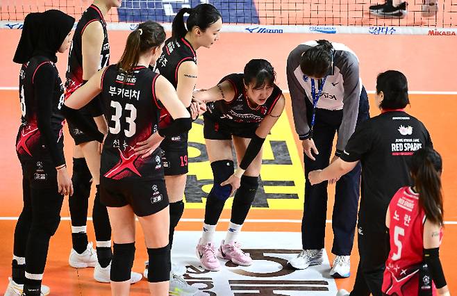 통증 호소하는 염혜선. 한국배구연맹