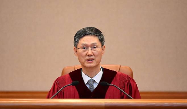 문형배 헌법재판소장 권한대행이 4일 서울 종로구 헌법재판소 대심판정에서 열린 윤석열 대통령 탄핵심판 선고에 입장한 모습. 연합뉴스