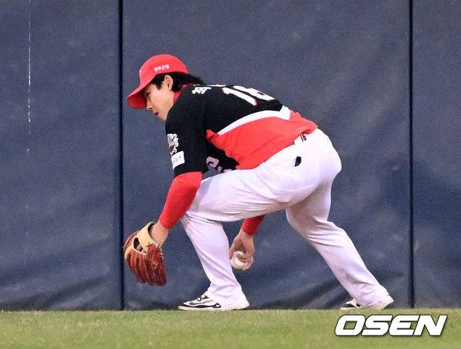 [OSEN=잠실, 이대선 기자] 4일 오후 서울 잠실야구장에서 2025 신한 SOL Bank KBO리그 LG 트윈스와 KIA 타이거즈의 경기가 열렸다.LG는 송승기, KIA는 양현종을 선발 투수로 내세웠다.1회말 2사 1루에서 KIA 최원준이 LG 문보경의 타구를 놓치고 있다. 2025.04.04 /sunday@osen.co.kr