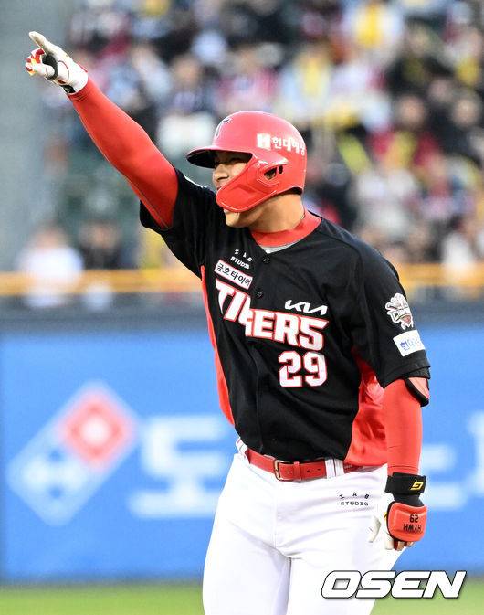 [OSEN=잠실, 이대선 기자] 4일 오후 서울 잠실야구장에서 2025 신한 SOL Bank KBO리그 LG 트윈스와 KIA 타이거즈의 경기가 열렸다.LG는 송승기, KIA는 양현종을 선발 투수로 내세웠다.1회초 2사 2,3루에서 KIA 변우혁이 좌전 2타점 적시타를 치고 환호하고 있다. 2025.04.04 /sunday@osen.co.kr