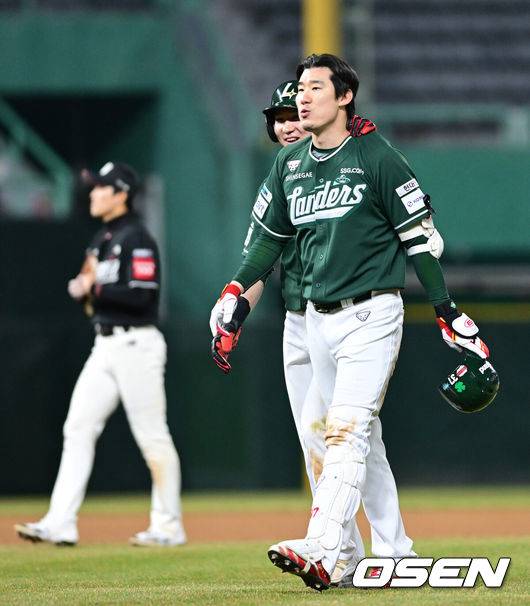 [OSEN=인천, 최규한 기자] SSG가 극적인 끝내기 승리로 주말 3연전을 출발했다.SSG 랜더스는 4일 인천SSG랜더스필드에서 펼쳐진 2025 신한 SOL뱅크 KBO리그 KT 위즈와의 시즌 첫 맞대결에서 연장 11회 접전 끝에&nbsp;오태곤의 끝내기 안타로 3-2 승리를 거뒀다.끝내기 안타를 날린 SSG 오태곤이 박성한을 비롯한 동료들의 축하를 받고 있다. 2025.04.04 / dreamer@osen.co.kr