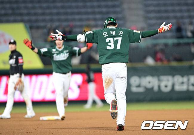 [OSEN=인천, 최규한 기자] 4일 오후 인천 SSG랜더스필드에서 ‘2025 신한 SOL Bank KBO리그’ SSG 랜더스와 KT 위즈의 경기가 열렸다.홈팀 SSG은 김광현, 방문팀 KT는 윌리엄 쿠에바스를 선발로 내세웠다.연장 11회말 2사 1, 2루 상황 SSG 오태곤이 끝내기 1타점 적시타를 날린 뒤 기뻐하고 있다. 2025.04.04 / dreamer@osen.co.kr