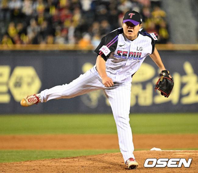 [OSEN=잠실, 이대선 기자] 4일 오후 서울 잠실야구장에서 2025 신한 SOL Bank KBO리그 LG 트윈스와 KIA 타이거즈의 경기가 열렸다.LG는 송승기, KIA는 양현종을 선발 투수로 내세웠다.8회초 무사에서 LG 장현식이 역투하고 있다. 2025.04.04 /sunday@osen.co.kr