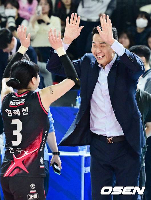 [OSEN=대전, 민경훈 기자] 4일 대전 충무체육관에서 프로배구 도드람 2024-2025 V리그 여자부 챔피언결정 3차전 정관장과 흥국생명 경기가 진행됐다.&nbsp;이 경기에서 정관장은 세트 스코어 3-2(21-25, 34-36, 25-22, 25-17, 15-11)&nbsp;대역전승을 거뒀다.&nbsp;메가가 40점, 부키리치가 31점으로 도합 71점을 합작했다.&nbsp;경기를 마치고 정관장 고희진 감독과 염혜선이 하이파이브를 하고 있다. 2025.04.04 / rumi@osen.co.kr