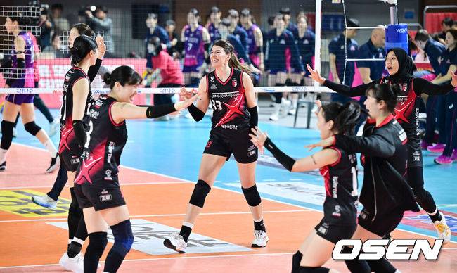 [OSEN=대전, 민경훈 기자] 4일 대전 충무체육관에서 프로배구 도드람 2024-2025 V리그 여자부 챔피언결정 3차전 정관장과 흥국생명 경기가 진행됐다. 이 경기에서 정관장은 세트 스코어 3-2(21-25, 34-36, 25-22, 25-17, 15-11)&nbsp;대역전승을 거뒀다.&nbsp;메가가 40점, 부키리치가 31점으로 도합 71점을 합작했다.&nbsp;경기를 마치고 정관장 선수들이 기뻐하고 있다. 2025.04.04 / rumi@osen.co.kr