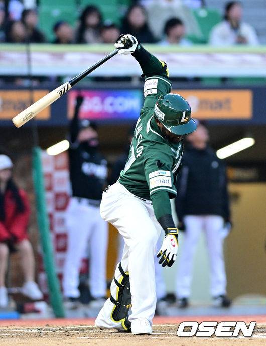 내야 뜬공을 치고 배트를 바닥에 내리치는 에레디아