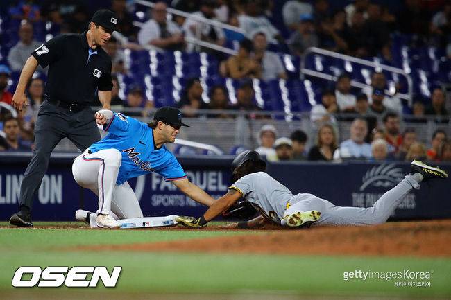 [사진] 피츠버그 배지환이 지난달 31일(한국시간) 마이애미전에서 8회 2루에서 3루를 노렸지만 태그 아웃을 당하고 있다. 마이애미 루수는 조나 브라이드. ⓒGettyimages(무단전재 및 재배포 금지)