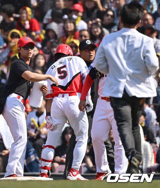 [OSEN=광주, 조은정 기자]22일 광주KIA챔피언스필드에서 2025 신한 SOL Bank KBO리그 KIA 타이거즈와 NC 다이노스의 개막전이 열렸다. 3회말 1사 KIA 김도영이 안타를 날린 후 햄스트링 통증을 호소하며 윤도현으로 교체됐다. 2025.03.22 /cej@osen.co.kr