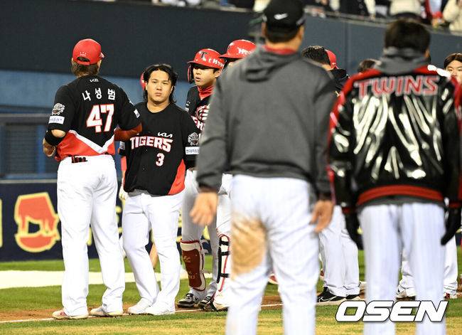 [OSEN=잠실, 이대선 기자] 프로야구 LG는 4일 서울 잠실구장에서 열린&nbsp;2025 KBO리그&nbsp;KIA와 경기에서 8-2로 승리했다. LG는 지난해 6월 20일부터 이어진 KIA전 8연패 사슬을 끊어냈다. 경기 종료 후 KIA 김선빈이 LG 선수들과 인사를 나누고 있다. 2025.04.04 /sunday@osen.co.kr