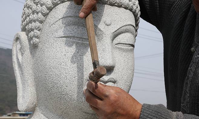 고석산 석장이 보령시 웅천읍 작업장에서 석가여래좌불을 조성(불상 조각)하고 있다.