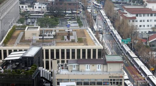 윤석열 전 대통령에 대한 파면 선고가 나온지 하루 지난 5일 서울 종로구 헌법재판소 앞 도로에 경찰 차벽이 둘러져 있다. 뉴스1