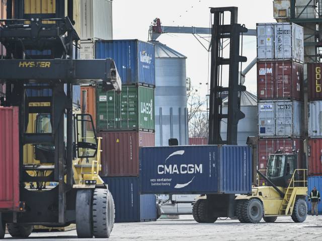 캐나다 몬트리올의 한 물류 시설에서 지게차들이 컨테이너를 나르고 있다. EPA연합뉴스
