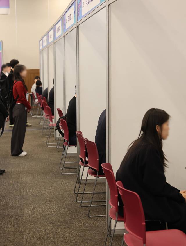 지난달 27일 부산 상공회의소에서 열린 한 채용박람회에서 한 참가자가 상담을 받고 있다. 연합뉴스