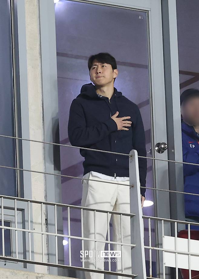 ▲ 2026 FIFA 북중미 월드컵 아시아 3차 예선 대한민국과 요르단의 경기가 25일 오후 수원월드컵경기장에서 열렸다. 이강인이 스카이박스에서 국민의례를 하고 있다.&nbsp; ⓒ 곽혜미 기자