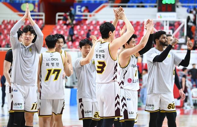 LG 선수단이 5일 현대모비스전 승리 후 기뻐하고 있다. /사진=KBL 제공