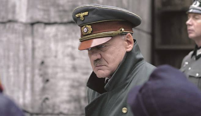 영화 속 히틀러는 샤우팅 한방으로 참모들의 입을 막아버린다.[사진｜더스쿠프 포토]