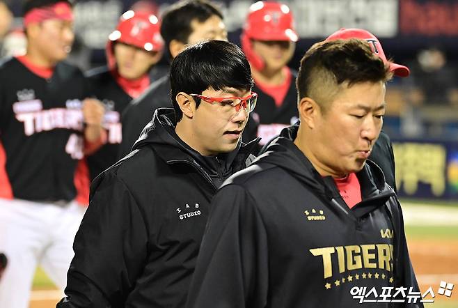 4일 오후 서울 송파구 잠실야구장에서 열린 '2025 신한 SOL Bank KBO리그' KIA 타이거즈와 LG 트윈스의 경기, LG가 선발투수 송승기의 5이닝 2실점 호투와 문보경, 김현수의 7타점 합작에 힘입어 8:2의 스코어로 승리했다.  경기 종료 후 KIA 양현종 최형우가 그라운드를 빠져나가고 있다. 잠실, 박지영 기자