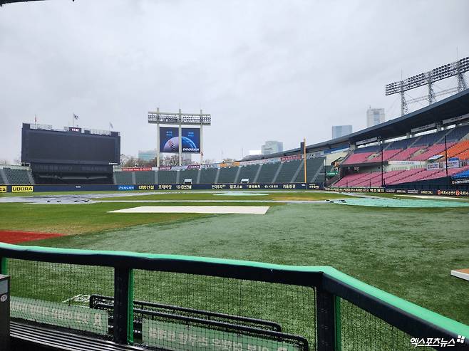 LG와 KIA는 5일 오후 2시 잠실구장에서 '2025 신한 SOL Bank KBO 리그' 정규시즌 2차전을 예정이었으나 그라운드를 흠뻑 적신 빗줄기 탓에 맞대결을 다음으로 미뤄야 했다,. 잠실, 박정현 기자
