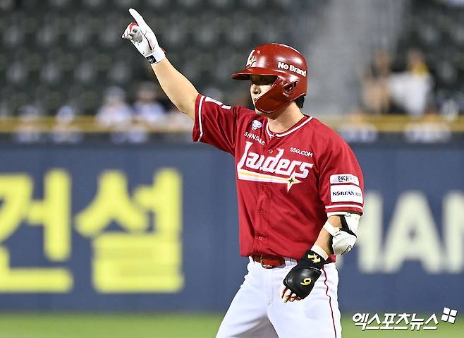21일 오후 서울 송파구 잠실야구장에서 열린 '2024 신한 SOL Bank KBO리그' SSG 랜더스와 LG 트윈스의 경기, 7회초 2사 2루 LG 김성현이 1타점 적시타를 날린 후 기뻐하고 있다. 엑스포츠뉴스 DB
