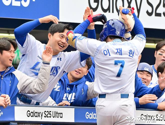 5일 오후 대구삼성라이온즈파크에서 열린 '2025 신한 SOL Bank KBO리그' 한화 이글스와 삼성 라이온즈의 경기, 1회말 삼성 이재현이 솔로 홈런을 날린 후 김헌곤과 하트 세리머니를 하고 있다. 대구, 김한준 기자