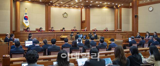 [사진공동취재단] 4일 서울 종로구 헌법재판소 대심판정에서 열린 윤석열 대통령의 탄핵심판 선고. 문형배 헌법재판소장 직무대행이 윤석열 대통령 탄핵심판 선고를 하고 있다.