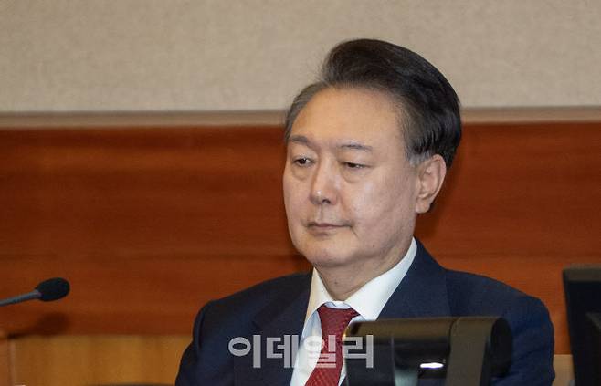 윤석열 대통령이 지난 2월 20일 오후 서울 종로구 헌법재판소 대심판정에서 열린 탄핵심판 10차 변론에 출석해 생각에 잠겨 있다. (사진=공동취재단)
