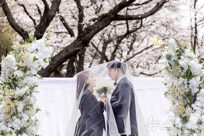 낭만적인 분위기를 연출한 웨딩 로드에 참여한 커플의 모습(하루채 제공)