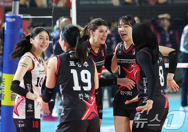 4일 오후 대전 중구 충무실내체육관에서 열린 프로배구 '2024-2025 도드람 V리그' 여자부 챔피언결정전 3차전, 정관장과 흥국생명의 경기에서 정관장 선수들이 득점에 성공한 뒤 기뻐하고 있다. 2025.4.4/뉴스1 ⓒ News1 김영운 기자