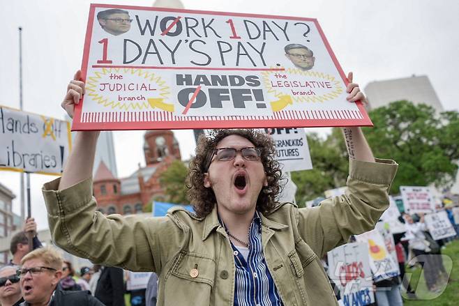 5일(현지시간) 텍사스주 댈러스에서 도널드 트럼프 미국 대통령과 일론 머스크 테슬라 CEO에 반대하는 '손을 떼라'는 '핸즈 오프' 시위대가 구호를 외치고 있다. 2025.04.06 ⓒ AFP=뉴스1 ⓒ News1 우동명 기자