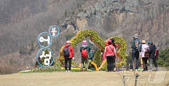 6일 전북자치도 임실군 붕어섬에서 '옥정호 벚꽃축제'가 열리고 있는 가운데 포토존에서 관광객들이 기념촬영을 하고 있다.(임실군제공. 재판매 및 DB금지)2025.4.6/뉴스1 ⓒ News1 김동규 기자