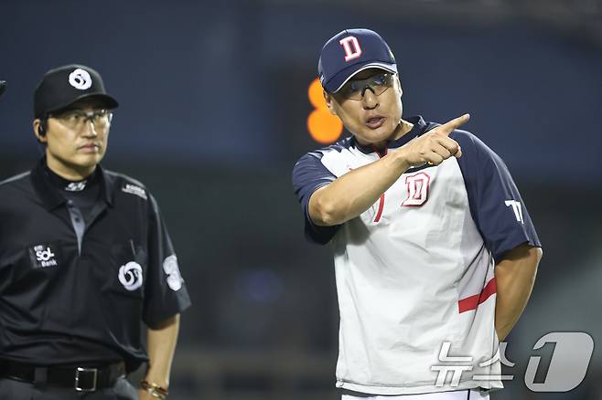 12일 서울 송파구 잠실야구장에서 열린 프로야구 '2024 신한 SOL 뱅크 KBO리그' 삼성 라이온즈와 두산 베어스의 경기에서 8회말 무사 상황 양석환의 홈런이 비디오판독 끝에 3루타로 변경되자 항의하고 있다. 2024.7.12/뉴스1 ⓒ News1 유승관 기자