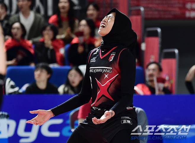 6일 대전 충무체육관에서 배구 V리그 여자부 챔피언결정전 4차전 정관장과 흥국생명의 경기가 열렸다. 동료 득점에 환호하는 메가. 대전=송정헌 기자songs@sportschosun.com/2025.04.06/