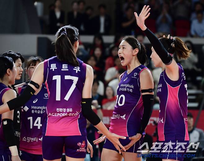 6일 대전 충무체육관에서 배구 V리그 여자부 챔피언결정전 4차전 정관장과 흥국생명의 경기가 열렸다. 동료 득점에 환호하는 김연경. 대전=송정헌 기자songs@sportschosun.com/2025.04.06/