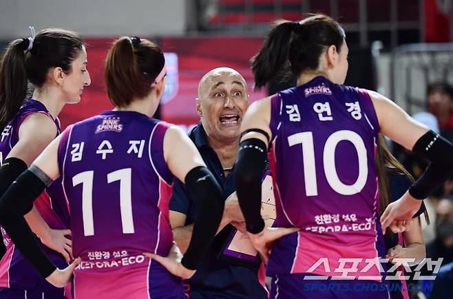 6일 대전 충무체육관에서 배구 V리그 여자부 챔피언결정전 4차전 정관장과 흥국생명의 경기가 열렸다. 김연경에게 작전을 전달하는 흥국생명 아본단자 감독. 대전=송정헌 기자songs@sportschosun.com/2025.04.06/