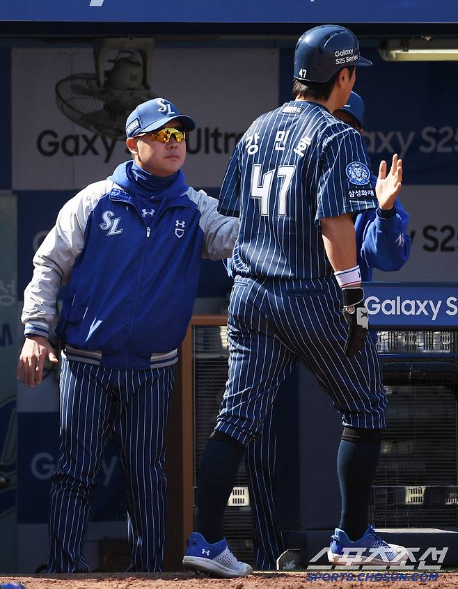 6일 대구 삼성라이온즈파크에서 열린 삼성 라이온즈와 한화 이글스의 경기. 삼성 박진만 감독이 득점한 강민호를 반기고 있다. 대구=박재만 기자 pjm@sportschosun.com/2025.04.06/